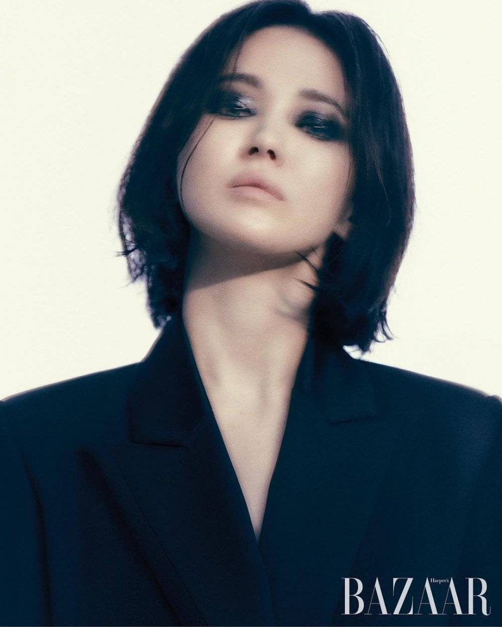 ซงฮเยคโย เปลี่ยนลุคเป็นสาวเข้มดูลึกลับแต่ยังสวยไม่สร่างในการถ่ายแบบให้นิตยสาร Harper's Bazaar
