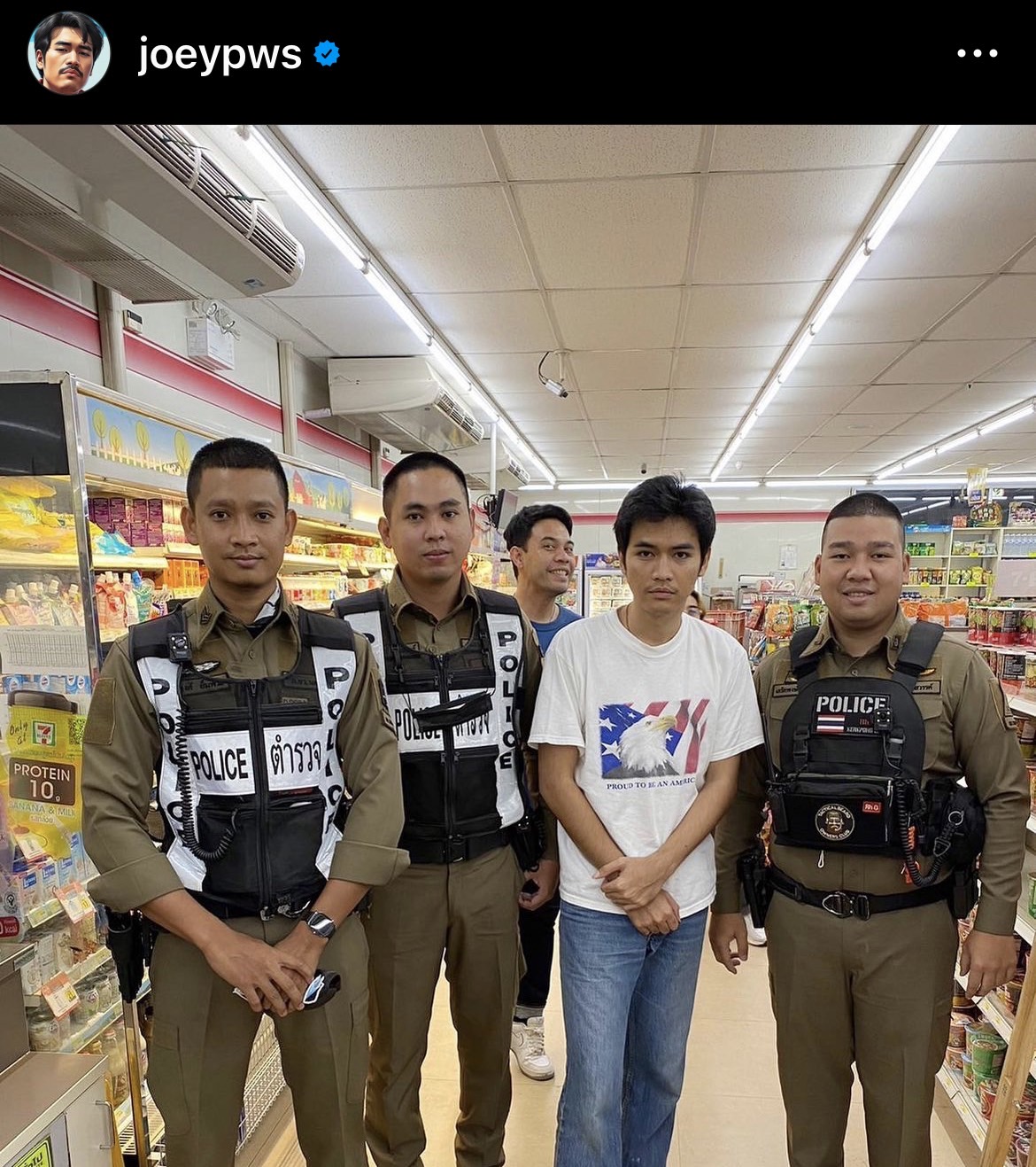 แฟนคลับแซวขำๆ โจอี้ ภูวศิษฐ์ ถ่ายรูปยังไงให้เหมือนโดนรวบ!! 
