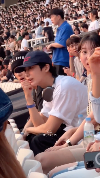 คอนเดียวฟินทุกด้อม!! ‘วี BTS-พัคซอจุน-เจนนี่-จี ดราก้อน’ นำทัพคนดังเกาหลีชมโชว์ ‘บรูโน่ มาร์ส’ กรุงโซล คอนเดียวฟินทุกด้อม!! ‘วี BTS-พัคซอจุน-เจนนี่-จี ดราก้อน’ นำทัพคนดังเกาหลีชมโชว์ ‘บรูโน่ มาร์ส’ กรุงโซล