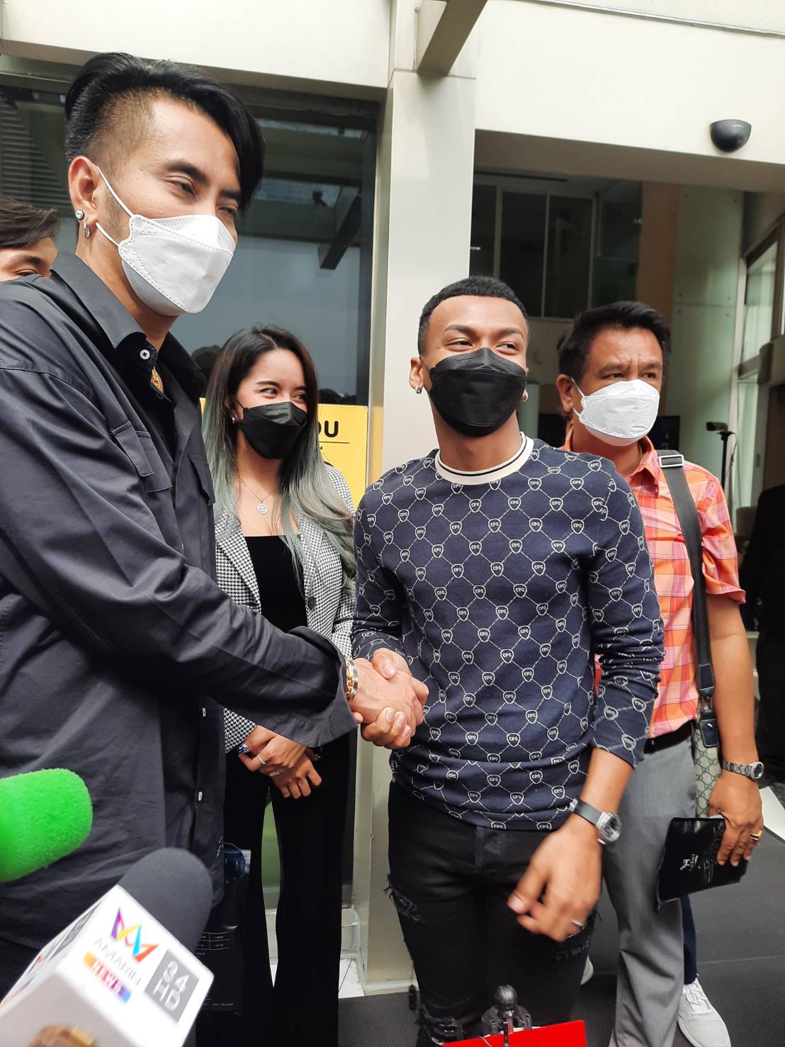 เคลียร์ใจ !! บอล เชิญยิ้ม จับมือ โชค รถแห่ ยืนยันงานคู่ที่รับไว้ทุกอย่างเหมือนเดิม เคลียร์ใจ !! บอล เชิญยิ้ม จับมือ โชค รถแห่ ยืนยันงานคู่ที่รับไว้ทุกอย่างเหมือนเดิม