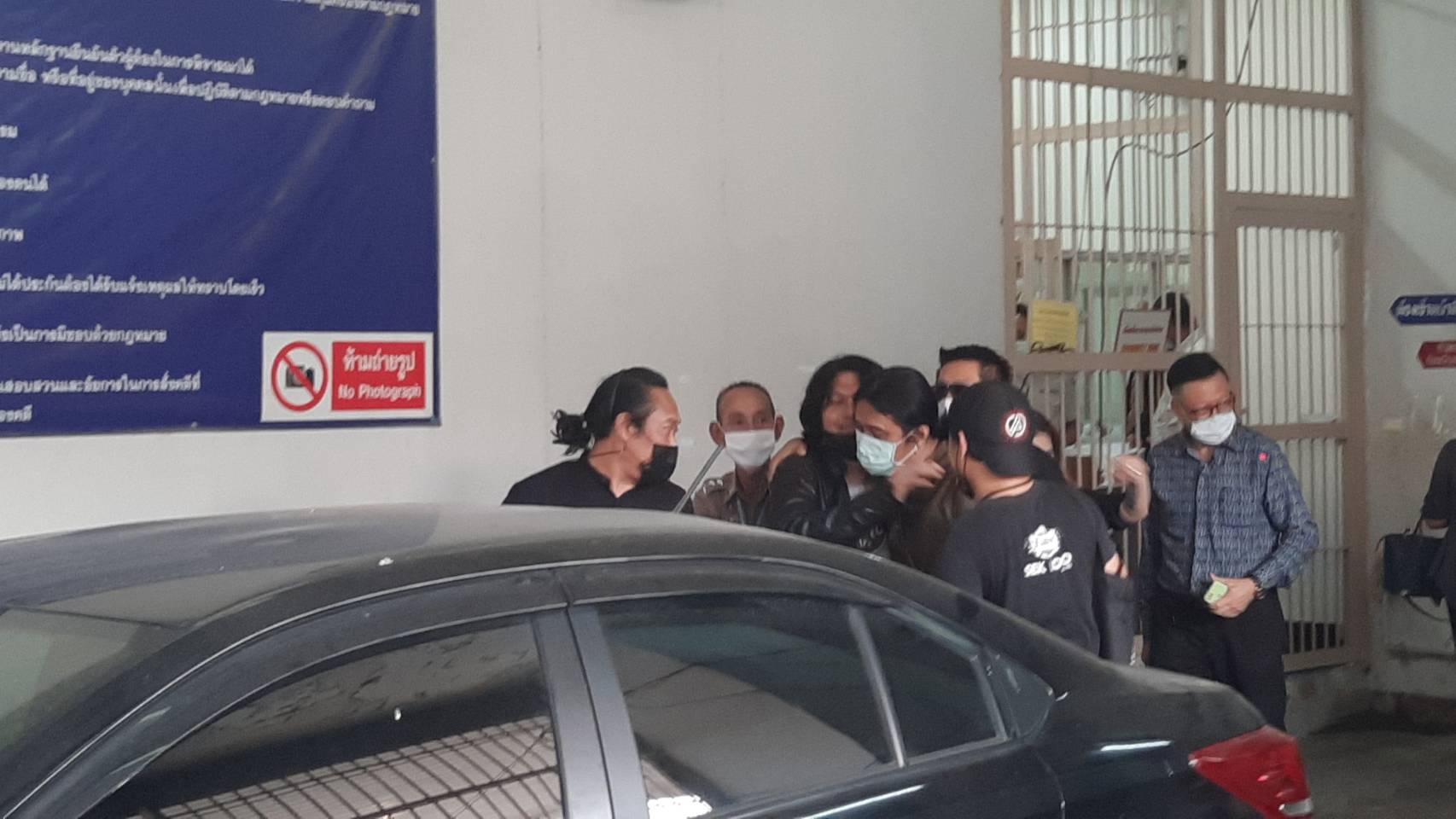 เสก โลโซ ได้รับการปล่อยตัวกลับบ้าน หลังถูกสั่งจำคุก 2 ปี 18 เดือน เสก โลโซ ได้รับการปล่อยตัวกลับบ้าน หลังถูกสั่งจำคุก 2 ปี 18 เดือน