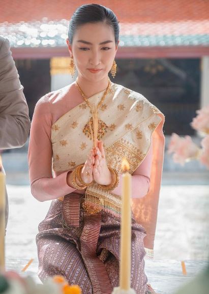 เปิดภาพ แพนเค้ก เขมนิจ ในชุดไทยสวยสง่า ออร่าเจ้าสาวจับ!