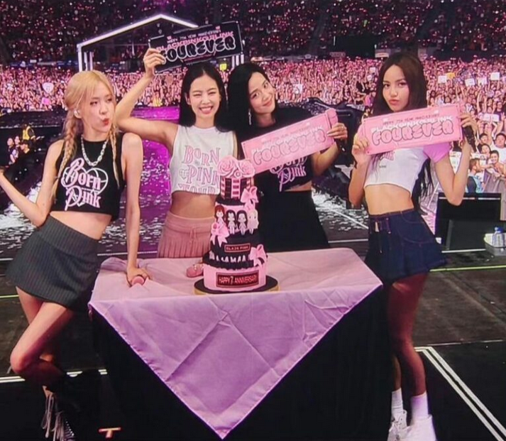 โชว์กลางสายฝน!! BLACKPINK ที่ MetLife Stadium 'เจนนี่' หวิดร่วงจากเวที โชว์กลางสายฝน!! BLACKPINK ที่ MetLife Stadium 'เจนนี่' หวิดร่วงจากเวที