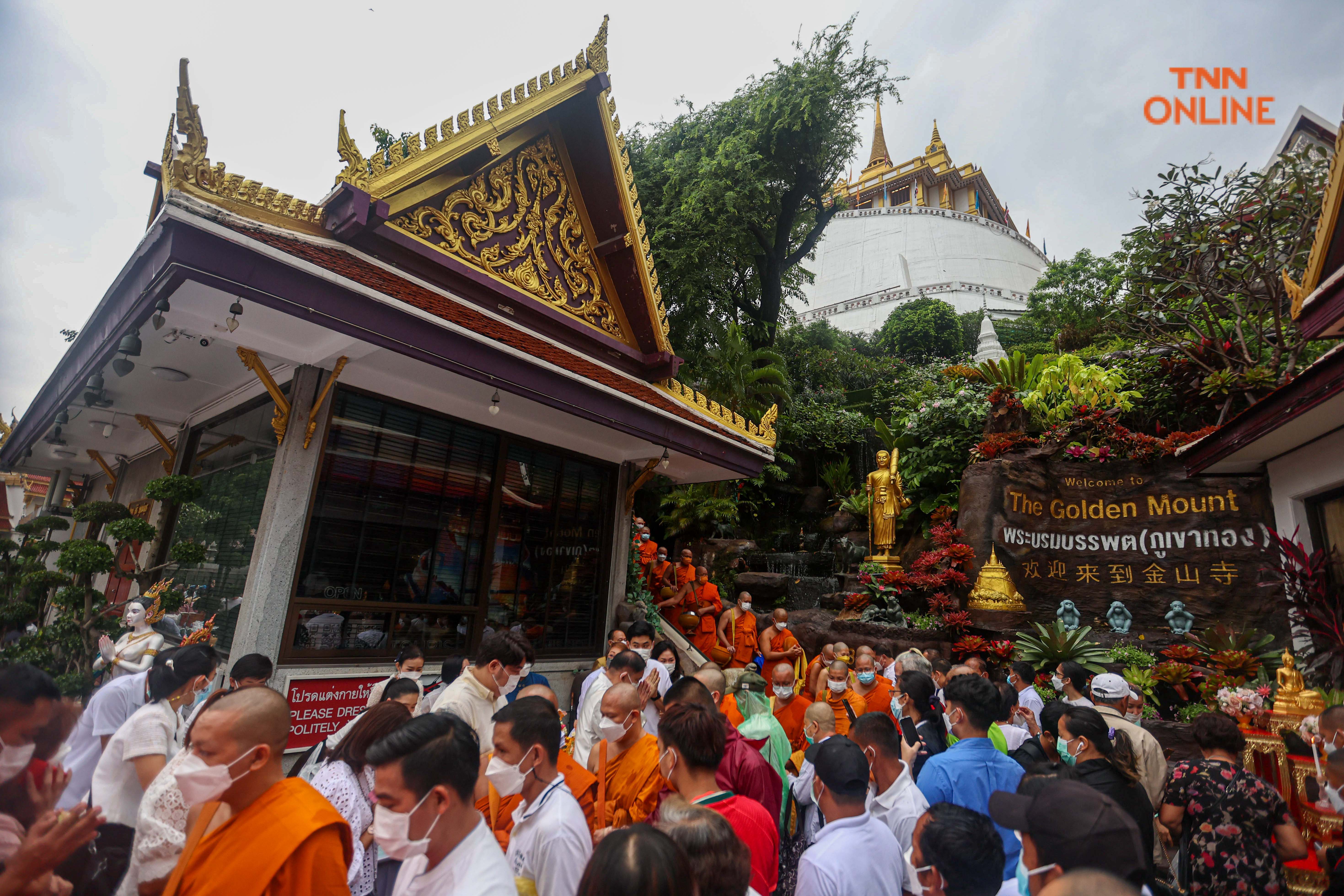 ตักบาตรเทโววัดสระเกศประชาชนเดินทางร่วมพิธีบุญคึกคัก