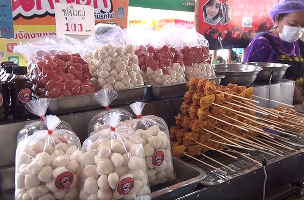 'ลิซ่าติดโควิด’แม่ค้าลูกชิ้นยืนกินบุรีรัมย์ไหว้ศาลหลักเมืองขอพรให้หายป่วย