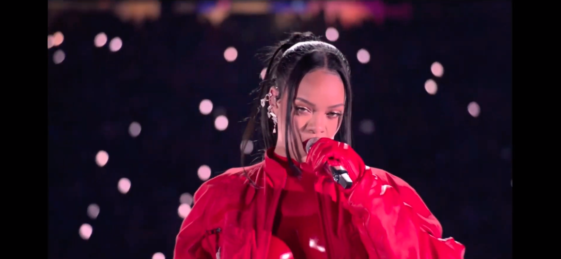 'ริฮานน่า' คัมแบ็ก!! คืนเวทีรอบ7ปี โชว์พักครึ่ง Super Bowl ลุคสีแดงเพลิง