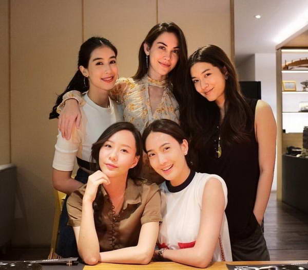 แมท ภีรนีย์ สวมกอดยินดี แต้ว ณฐพร 2 ว่าที่เจ้าสาวแก๊งเฟอร์บี้ ตามกันมาติดๆ แมท ภีรนีย์ สวมกอดยินดี แต้ว ณฐพร 2 ว่าที่เจ้าสาวแก๊งเฟอร์บี้ ตามกันมาติดๆ