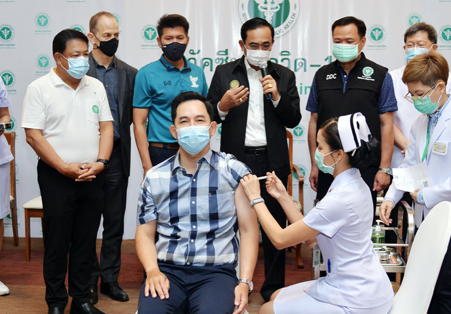 นาทีประวัติศาสตร์! นพ.ยงฉีดวัคซีนโควิด 19 เข็มแรกให้ ‘อนุทิน’ 