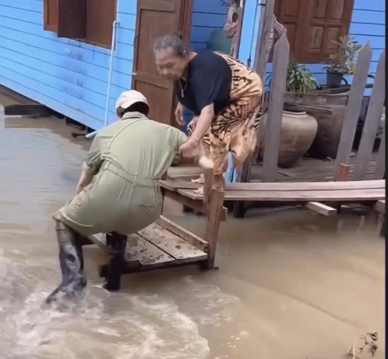 บอย โพสต์คลิปนาทีชีวิต เจี๊ยบ หวิดพลาดตกน้ำป๋อมแป๋ม... บอย โพสต์คลิปนาทีชีวิต เจี๊ยบ หวิดพลาดตกน้ำป๋อมแป๋ม...