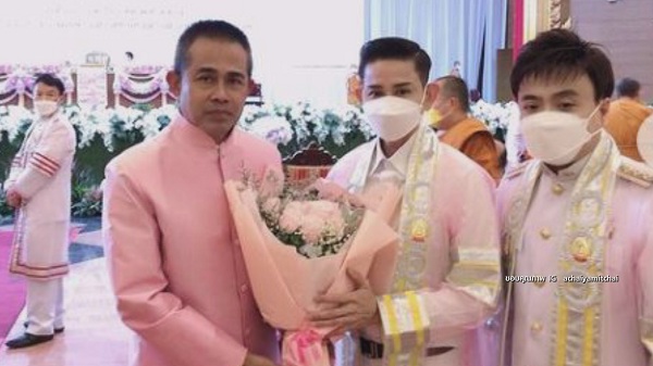 เอ ไชยา – อั้ม อธิชาติ ปลื้ม เข้ารับปริญญาดุษฎีบัณฑิตกิตติมศักดิ์  (มีคลิป) 