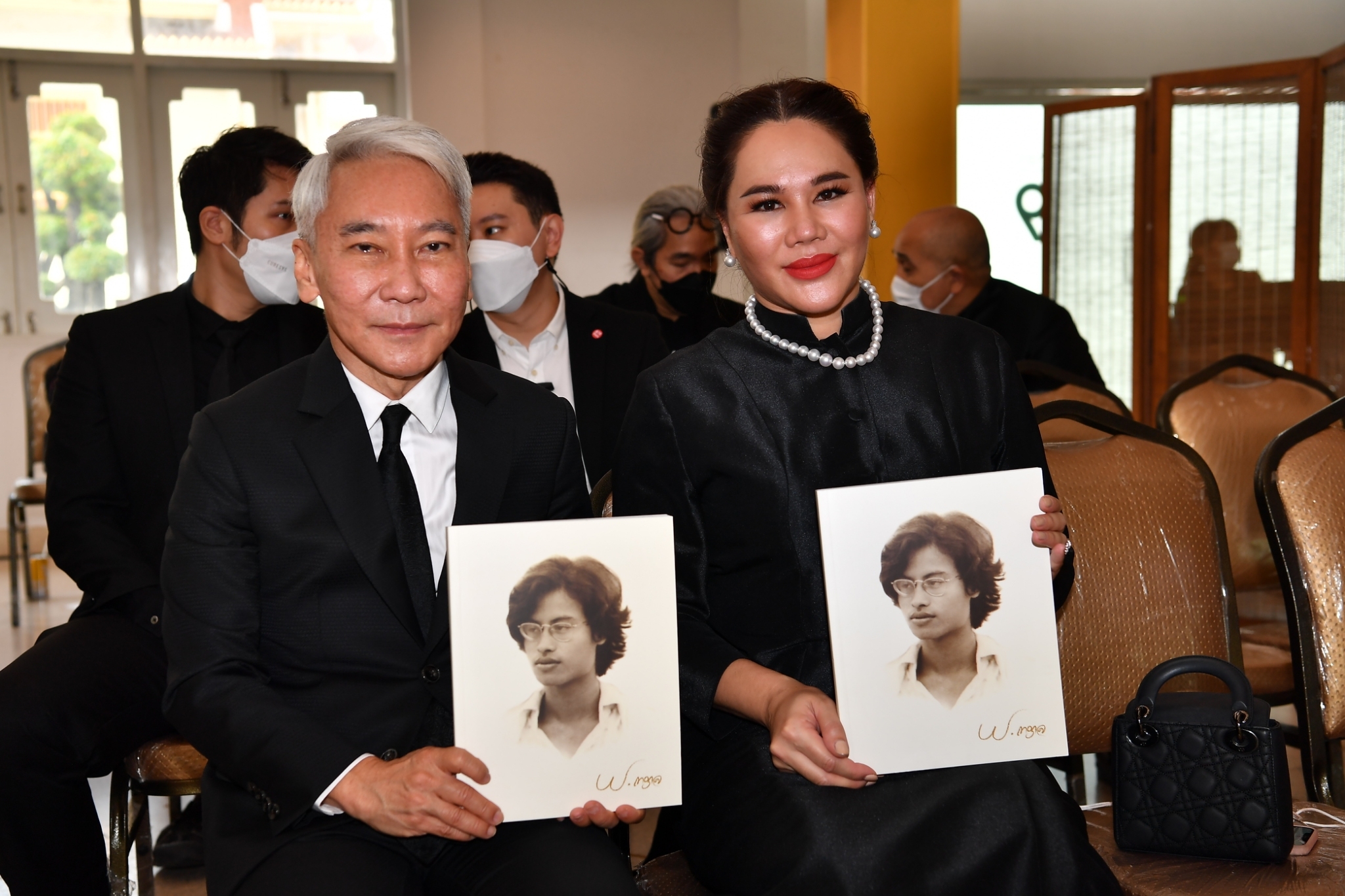 อ๊อฟ -นก นำลูกศิษย์สัมภาษณ์ไว้อาลัย หม่อมน้อย เป็นครั้งสุดท้ายก่อนเริ่มพิธีพระราชทานเพลิงศพ อ๊อฟ -นก นำลูกศิษย์สัมภาษณ์ไว้อาลัย หม่อมน้อย เป็นครั้งสุดท้ายก่อนเริ่มพิธีพระราชทานเพลิงศพ