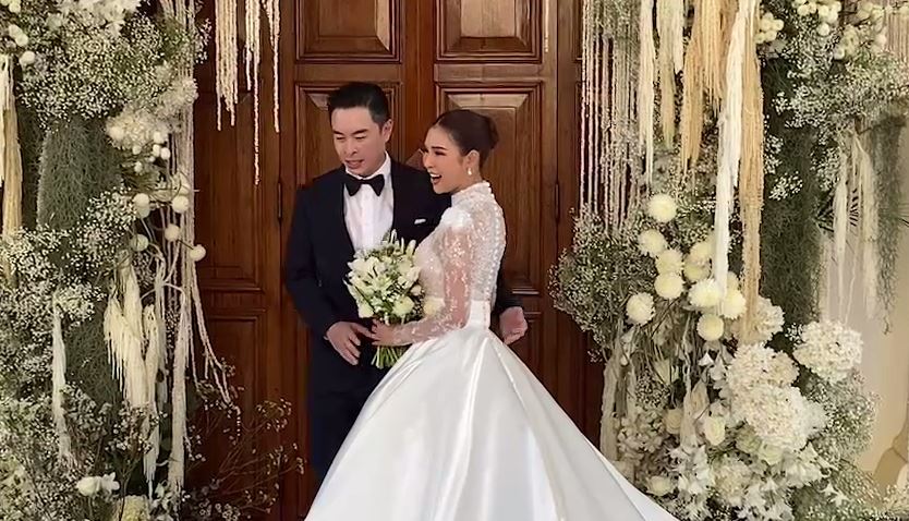 “ปาย สิตางศุ์” ควงแขนแฟนหนุ่ม “นิก ธนิก” ลั่นระฆังวิวาห์