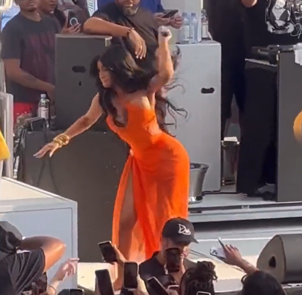 “Cardi B”  ปาไมโครโฟนใส่คนดูหลังจากโดนสาดน้ำใส่