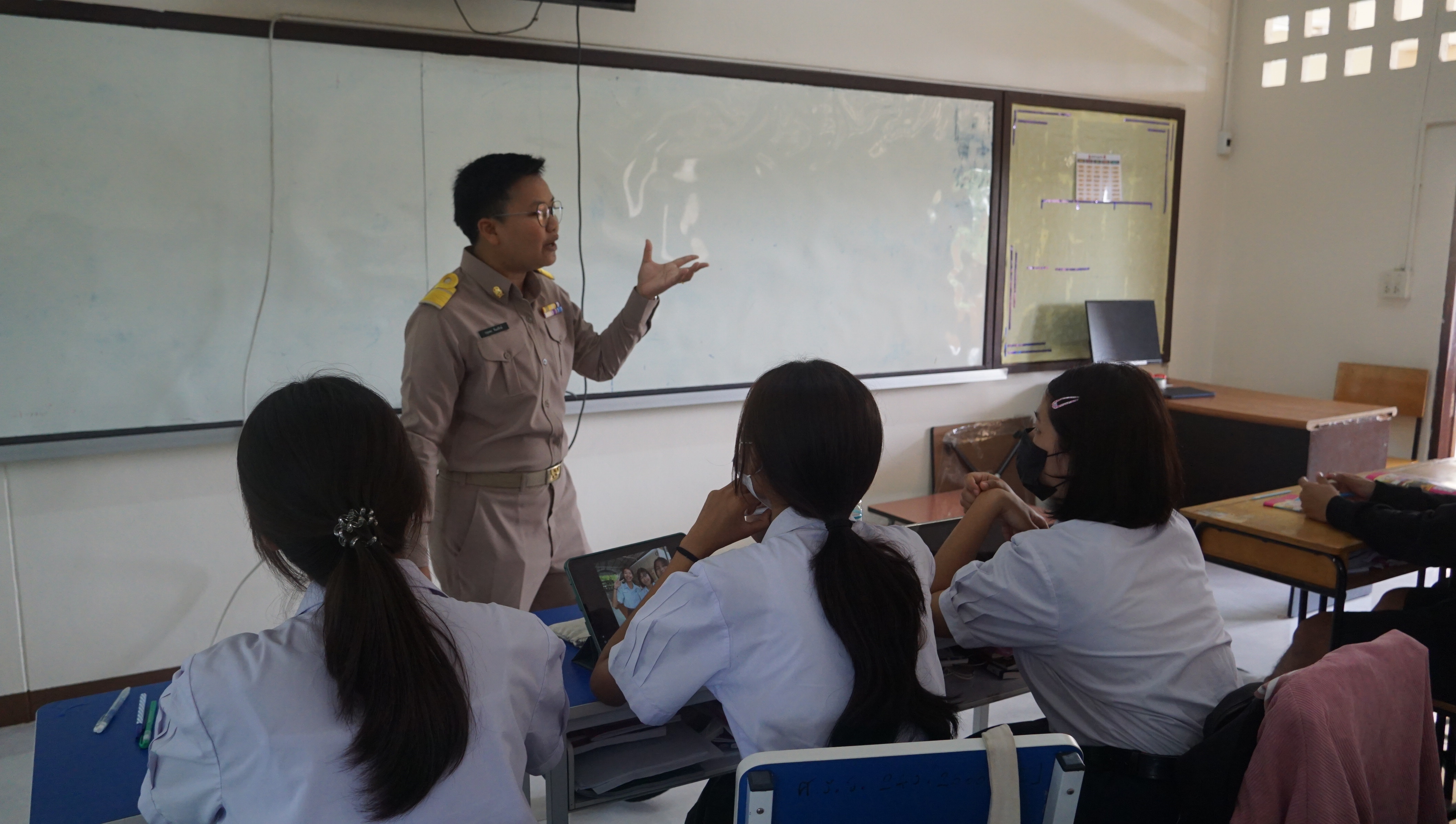 ผอ.โรงเรียนดัง อนุญาตให้ครูแต่งกายตามเพศสภาพ