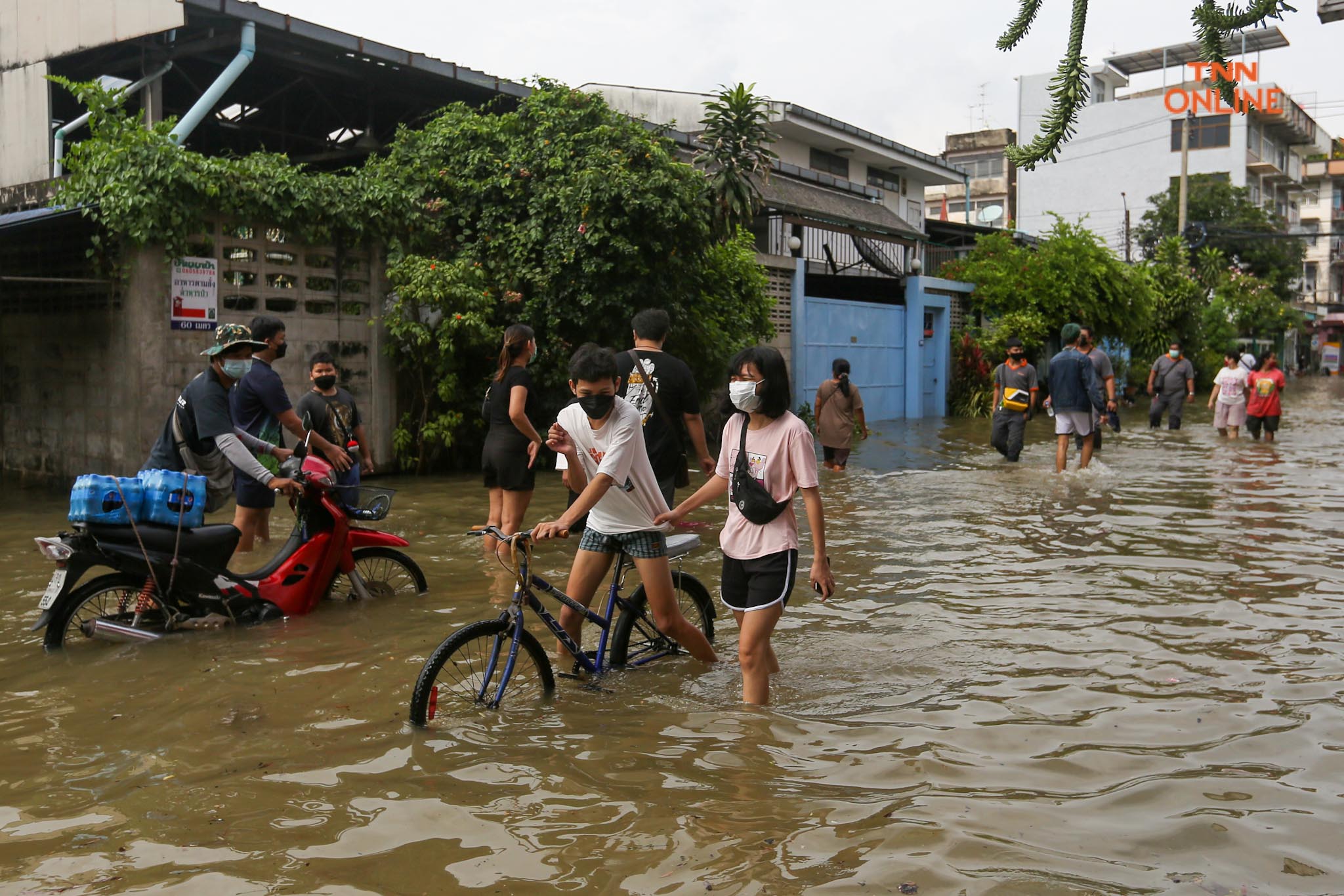 ประมวลภาพ พนังกั้นน้ำใต้สะพานซังฮี้แตกน้ำล้นท่วมผิวจราจร 