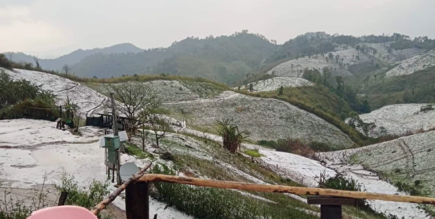 เปิดภาพพายุ ลูกเห็บ ถล่มอ.ปาย แม่ฮ่องสอน ขาวโพลนทั่วบริเวณ!