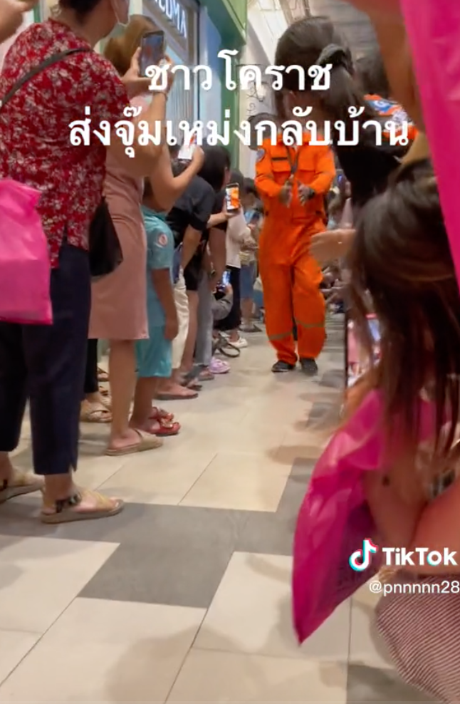 นึกว่าซุปตาร์! ชาวโคราชตั้งแถวส่ง “จุ๊มเหม่งมีอะไร” ห้างแทบแตก นึกว่าซุปตาร์! ชาวโคราชตั้งแถวส่ง “จุ๊มเหม่งมีอะไร” ห้างแทบแตก