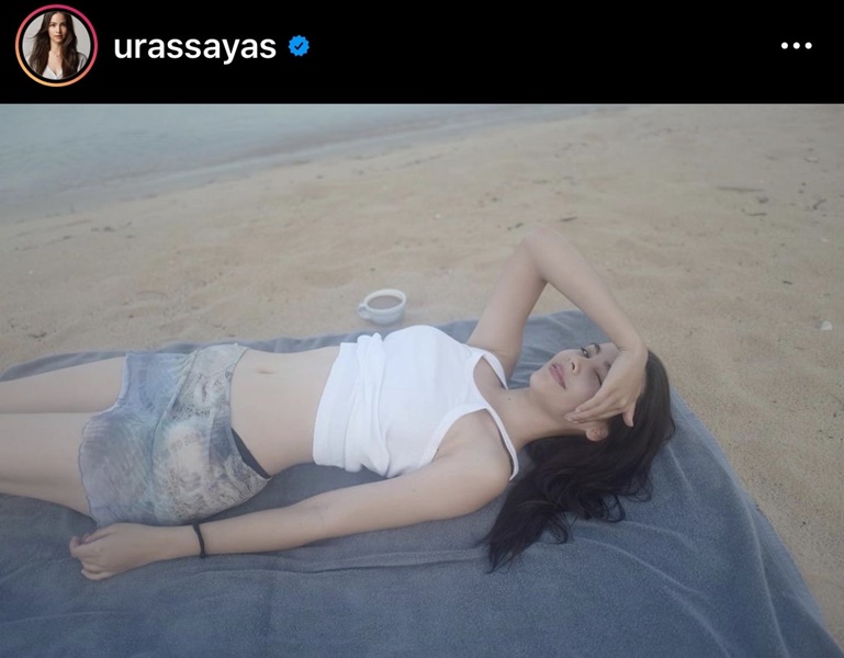 ญาญ่า ทำใจสั่น!! โพสต์ภาพสุุดเซ็กซี่ นอนชิลริมทะเล