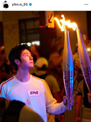 โมเมนต์ทัชใจ หวังอี้ป๋อ เก็บธงชาติจีนตกพื้น โมเมนต์ทัชใจ หวังอี้ป๋อ เก็บธงชาติจีนตกพื้น