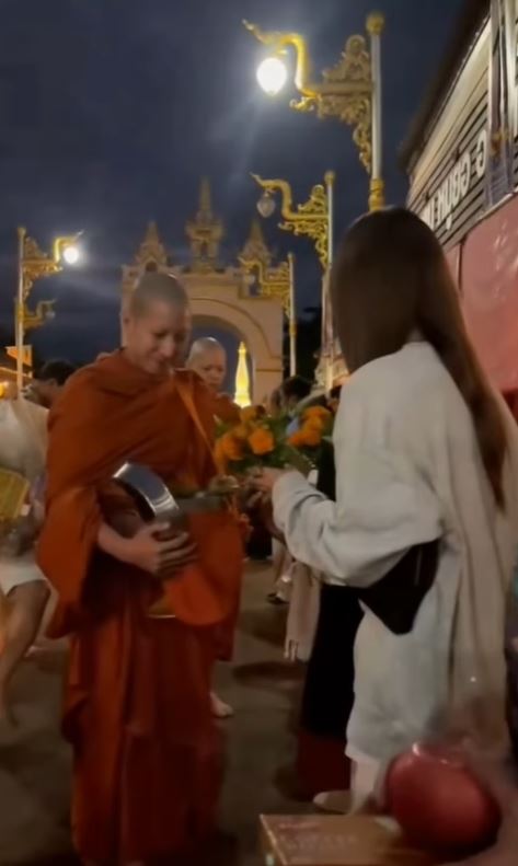 พระโตโน่ ออกบิณฑบาตวันแรก  ด้าน ณิชา ร่วมตักบาตรพระใหม่
