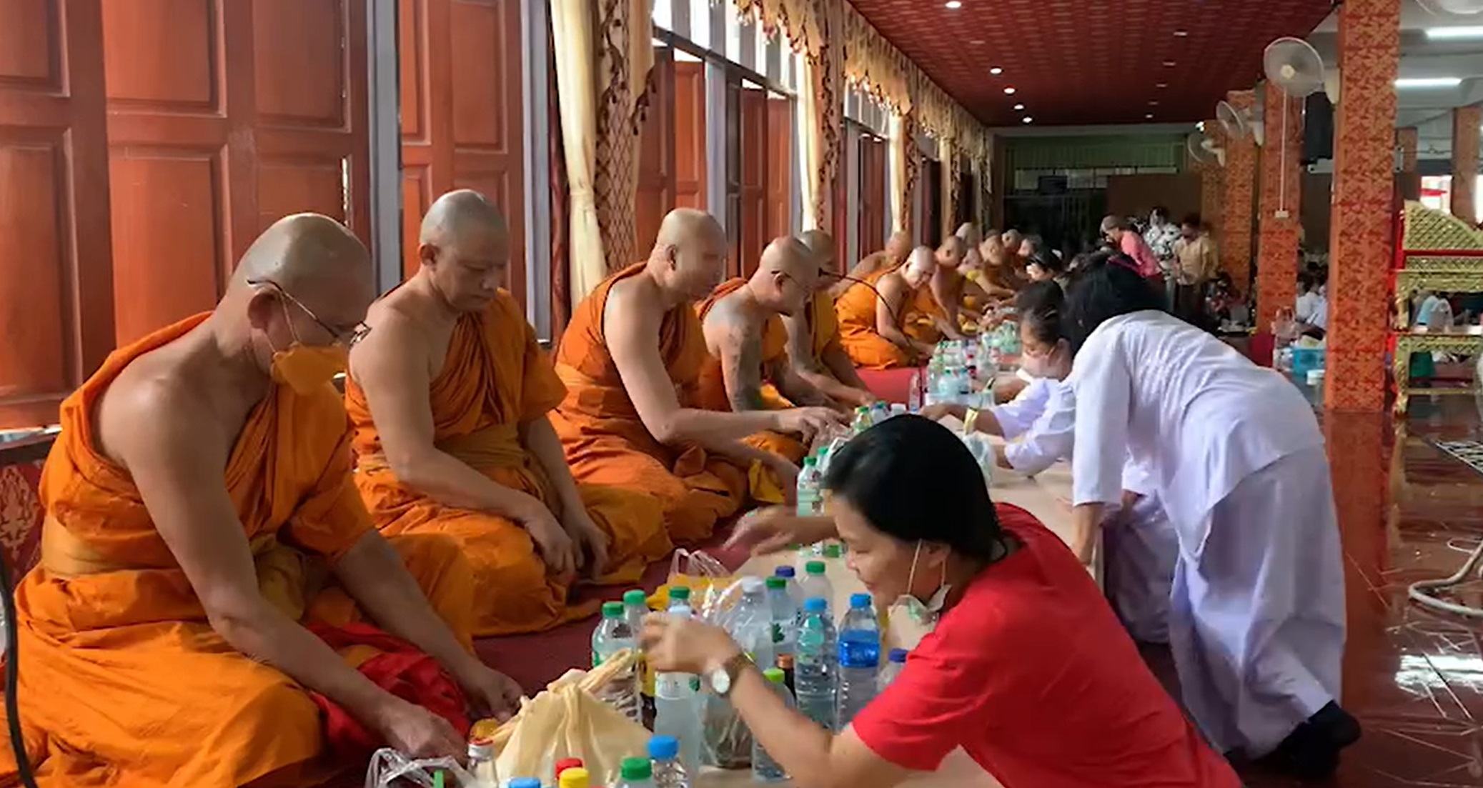 วันออกพรรษา 2566 พุทธศาสนิกชนทั่วไทยร่วมสืบสานประเพณี ทำบุญตักบาตรวันพระใหญ่