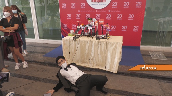 “แม็กซ์” หลั่งน้ำตาคุกเข่าขอโทษ ฟาก “เอ็มมี่” เดือด ถ้าไม่ฟ้องจะขอโทษไหม  (มีคลิป)