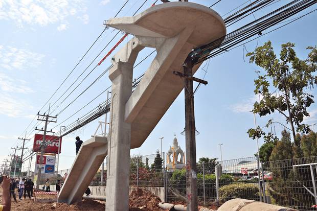 'นายกเทศมนตรีเมืองสัตหีบ' แจงเสาไฟทะลุสะพานลอย เตรียมย้ายออกปี65แล้ว