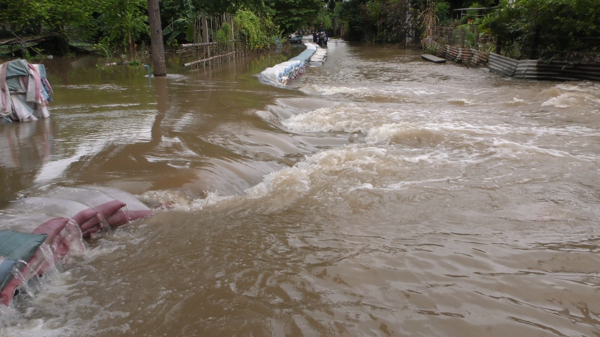 ชาวสรรพยาน้ำท่วมรอบสอง เขื่อนเจ้าพระยา จ.ชัยนาท จ่อระบายน้ำเพิ่ม