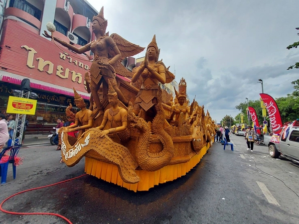 เปิดภาพ เทียนพรรษา โคราชยิ่งใหญ่อลังการ นักท่องเที่ยวแห่ถ่ายรูปคึกคัก!