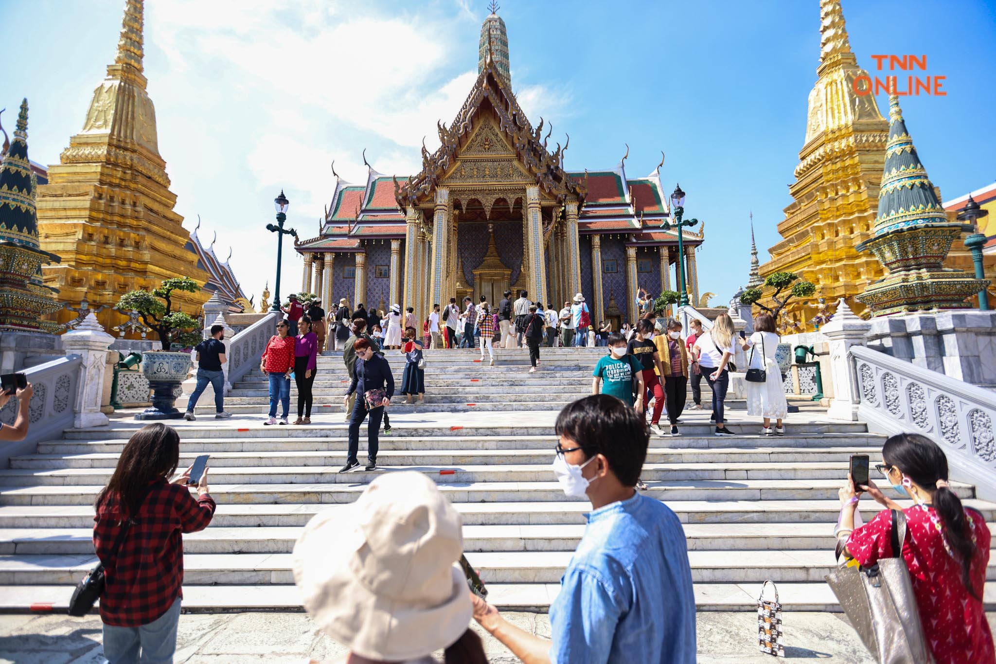  ล้นวัดพระแก้ว นักท่องเที่ยวแห่ขอพรปีใหม่