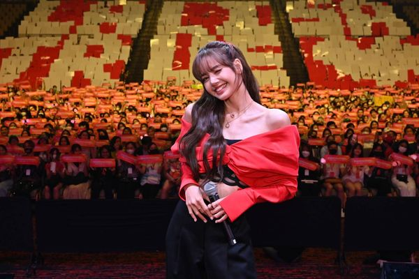 ทะเลเดือด ลิซ่า BLACKPINK ใส่ชุดว่ายน้ำอวดความแซ่บแบบฮอตเกินต้าน  