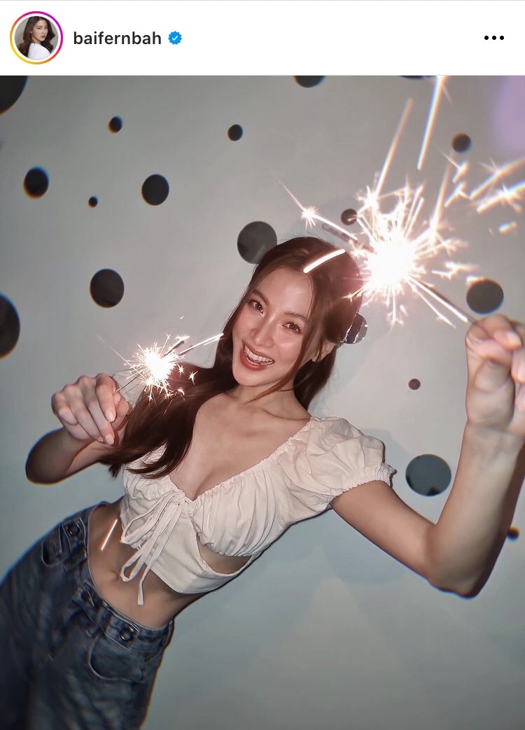 ใบเฟิร์น ทำบุญวันเกิดอายุขึ้นเลขสาม ด้วยลุคสาวหวานเจี๊ยบ