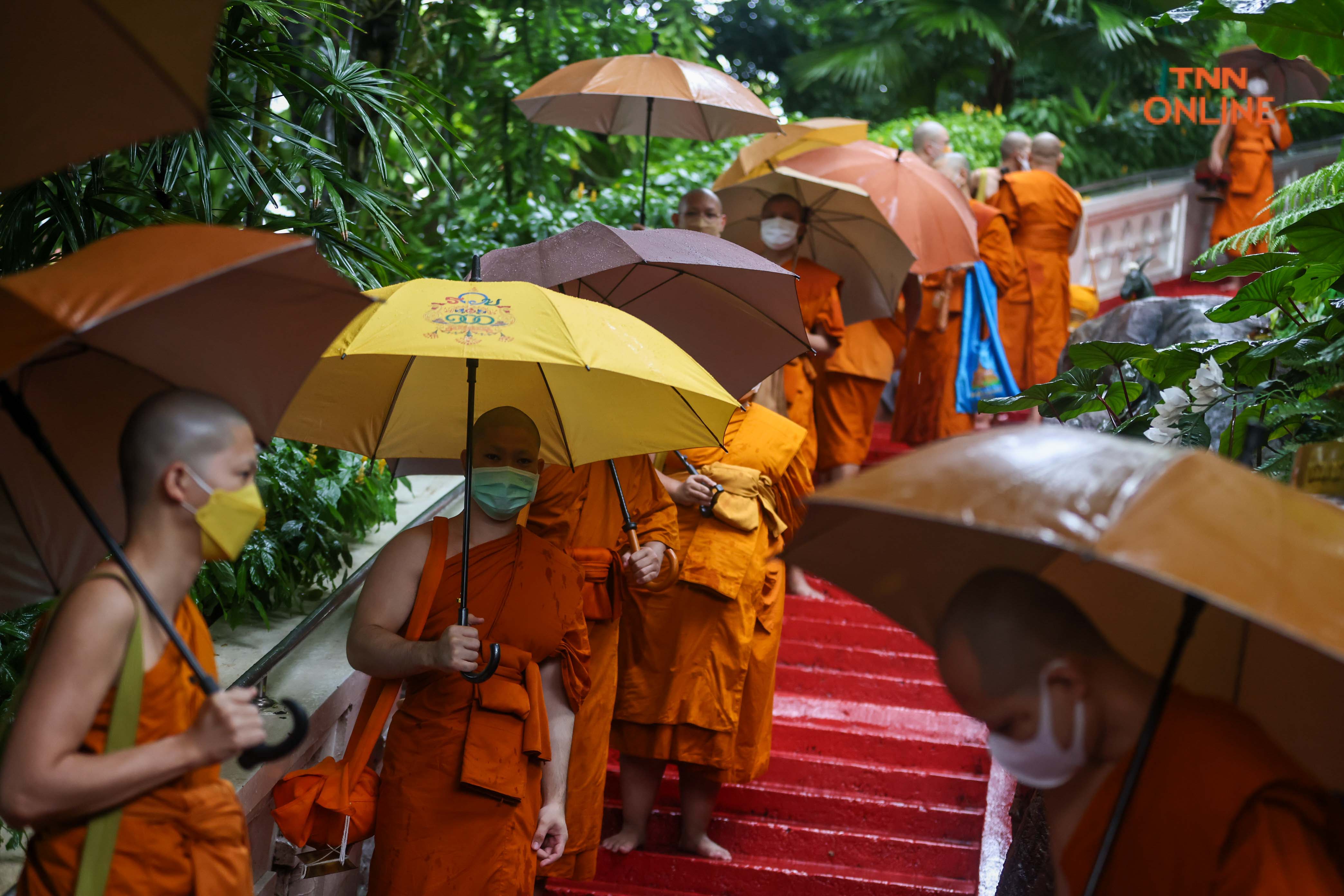 ตักบาตรเทโววัดสระเกศประชาชนเดินทางร่วมพิธีบุญคึกคัก