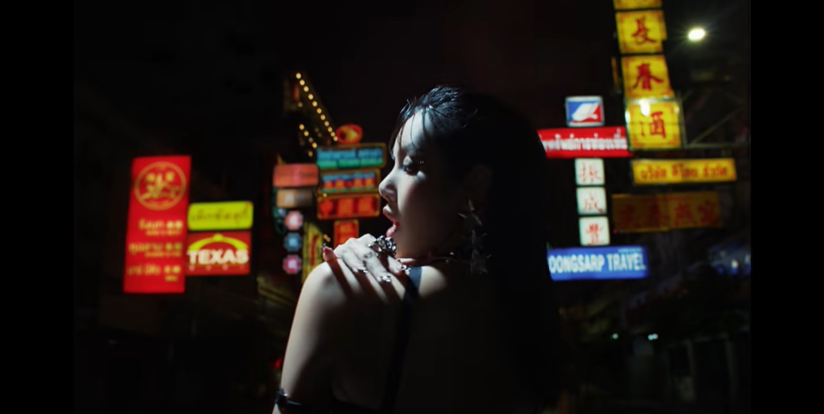 “ลิซ่า” ปลุกกระแส “ถนนเยาวราช” สู่สายตาชาวโลก ผ่าน MV เพลง ROCKSTAR “ลิซ่า” ปลุกกระแส “ถนนเยาวราช” สู่สายตาชาวโลก ผ่าน MV เพลง ROCKSTAR