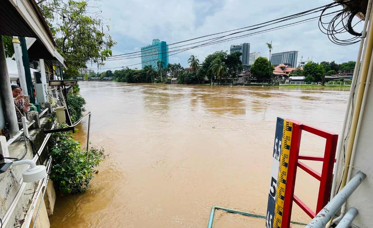 น้ำปิงวิกฤต ล้นท่วมถนนช้างคลาน ย่านเศรษฐกิจเชียงใหม่ น้ำปิงวิกฤต ล้นท่วมถนนช้างคลาน ย่านเศรษฐกิจเชียงใหม่