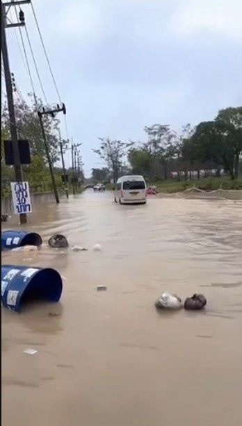ฝนกระหน่ำภูเก็ต-น้ำท่วมขัง นทท.ต้องเผื่อเวลาไปสนามบิน 2-3 ชั่วโมง ฝนกระหน่ำภูเก็ต-น้ำท่วมขัง นทท.ต้องเผื่อเวลาไปสนามบิน 2-3 ชั่วโมง