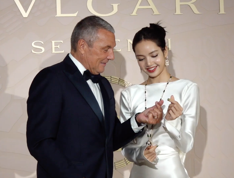 ยิ้มสยามสาดออร่า!! ‘ลิซ่า BLACKPINK’ สวยครองเทรนด์โลกในอีเวนต์ Bvlgari กรุงโซล ยิ้มสยามสาดออร่า!! ‘ลิซ่า BLACKPINK’ สวยครองเทรนด์โลกในอีเวนต์ Bvlgari กรุงโซล
