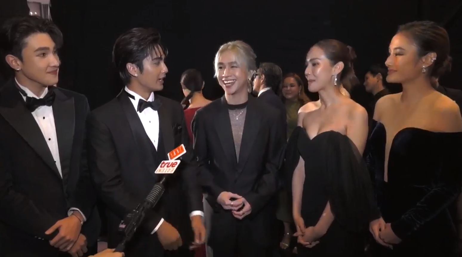 ไอซ์ซึ ณัฐรัตน์ - สายป่าน อภิญญา นำทัพคนบันเทิงร่วมเดินพรมแดง งานประกาศรางวัลสุพรรณหงส์ ครั้งที่ 31