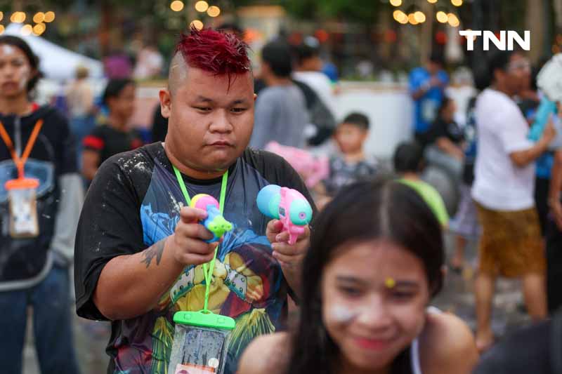 สาดน้ำ ปะแป้ง ริมเจ้าพระยา ในมหัศจรรย์เจ้าพระยามหาสงกรานต์ 2567 ไอคอนสยาม สาดน้ำ ปะแป้ง ริมเจ้าพระยา ในมหัศจรรย์เจ้าพระยามหาสงกรานต์ 2567 ไอคอนสยาม
