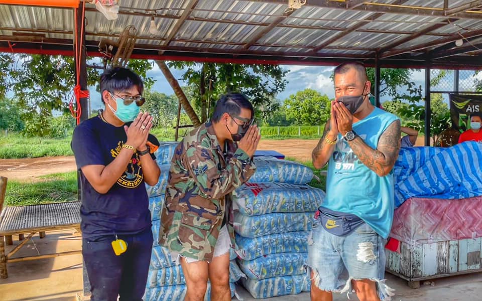  เพชร สหรัตน์ มอบเงินเฉียดล้าน ให้ยายสร้างบ้านใหม่ มอบของช่วยพี่น้อง จ.อุบลราชธานี