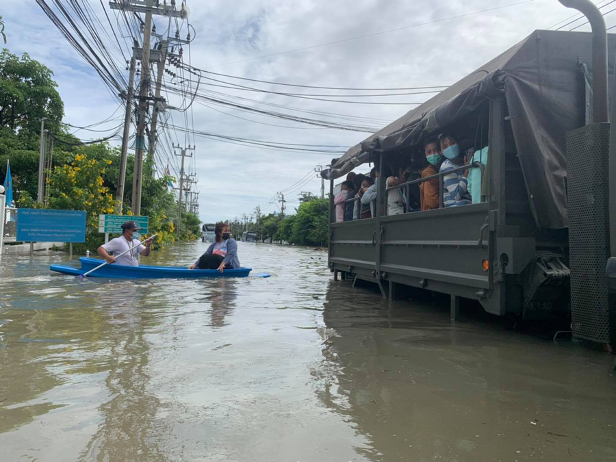 เปิดภาพ นิคมฯบางปู น้ำท่วมสูง จนท.เข้าช่วยรับ-ส่งปชช. เปิดภาพ นิคมฯบางปู น้ำท่วมสูง จนท.เข้าช่วยรับ-ส่งปชช.