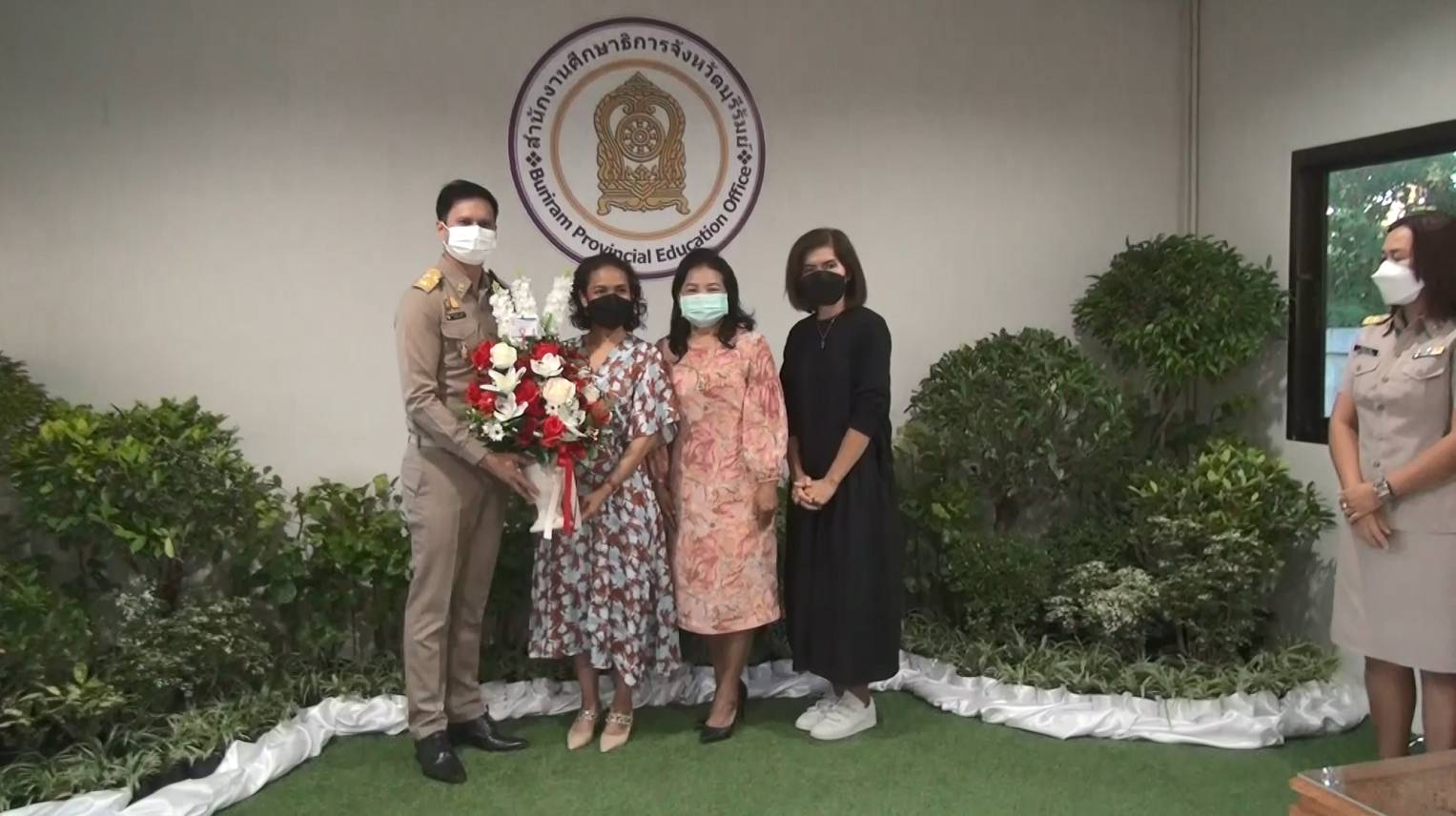 คุณแม่ของ ลิซ่า-ลลิษา มโนบาล รับโล่เชิดชูเกียรติแทนลูกสาวในฐานะที่เป็นแบบอย่างที่ดีให้เยาวชนบุรีรัมย์ คุณแม่ของ ลิซ่า-ลลิษา มโนบาล รับโล่เชิดชูเกียรติแทนลูกสาวในฐานะที่เป็นแบบอย่างที่ดีให้เยาวชนบุรีรัมย์