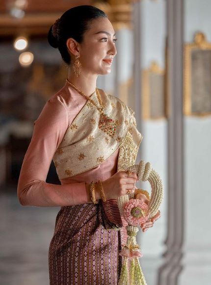 เปิดภาพ แพนเค้ก เขมนิจ ในชุดไทยสวยสง่า ออร่าเจ้าสาวจับ!