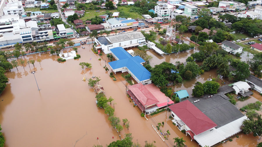 เปิดภาพน้ำท่วมโคราชบางจุดสูงกว่า 1 เมตร อำเภอชุมพวงหนักสุดในรอบ 12 ปี