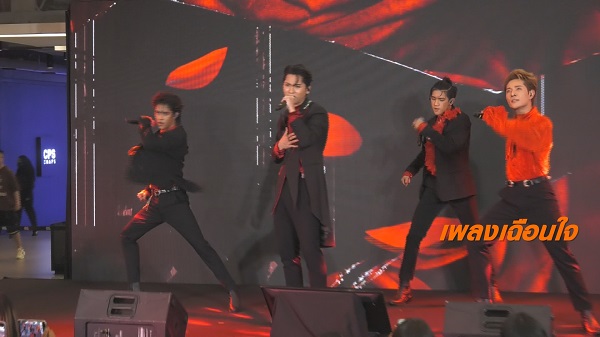 วง New Country เปิดมินิคอนเสิร์ตโชว์ซิงเกิ้ลใหม่ เฉือนใจ  (มีคลิป)