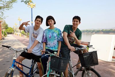 “เจมส์ - โบว์ - ไอซ์” ย้อนวัย 15 อีกครั้ง ฉากเปิดตัวน่ารักๆ ใน โลกหมุนรอบเธอ “เจมส์ - โบว์ - ไอซ์” ย้อนวัย 15 อีกครั้ง ฉากเปิดตัวน่ารักๆ ใน โลกหมุนรอบเธอ