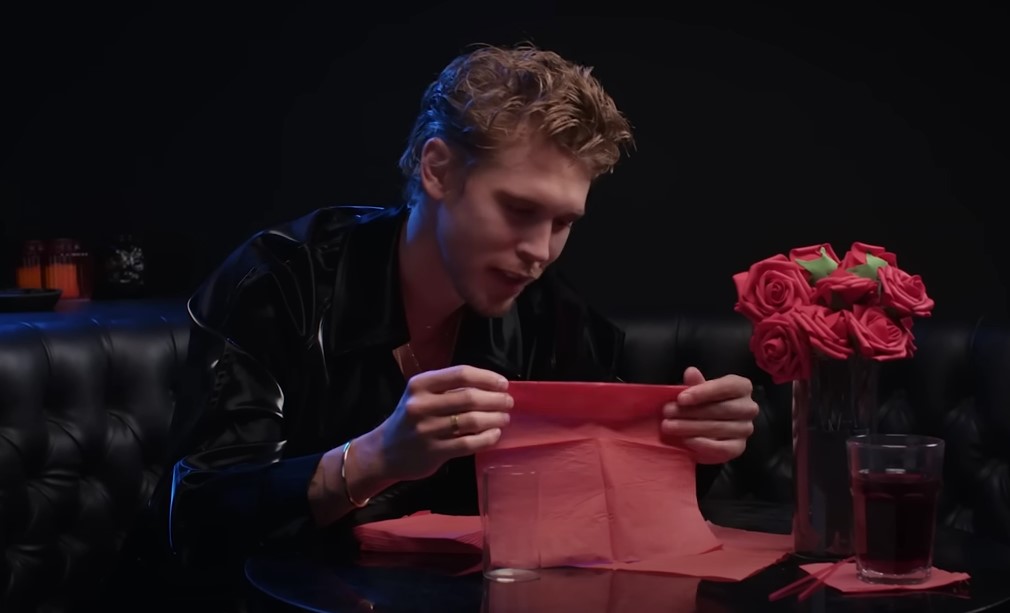 “Austin Butler” โชว์ความสามารถพับกระดาษเช็ดปากเป็นดอกกุหลาบ