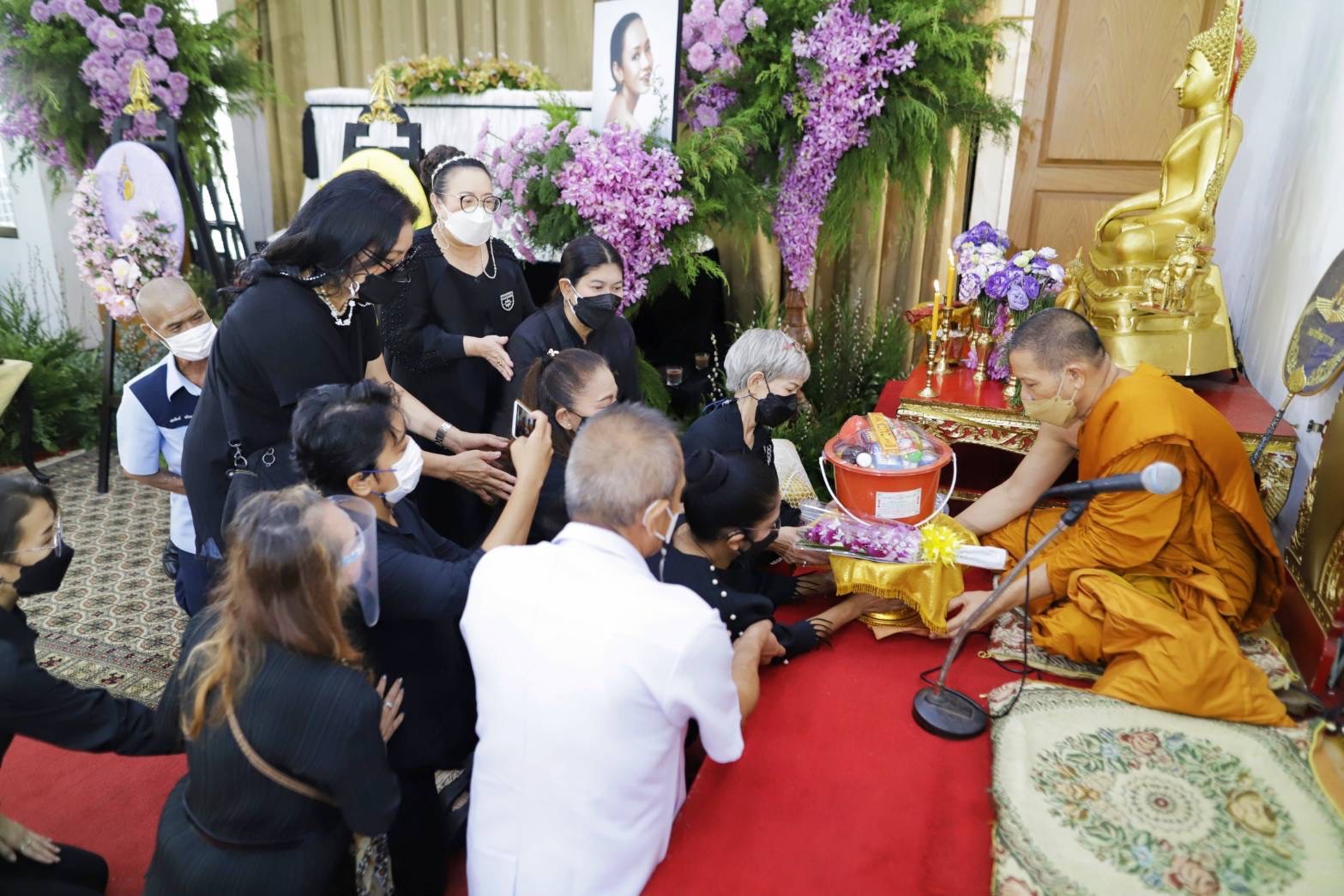 คนบันเทิงร่วมส่ง ลินดา ค้าธัญเจริญ ในพิธีพระราชทานเพลิงศพ