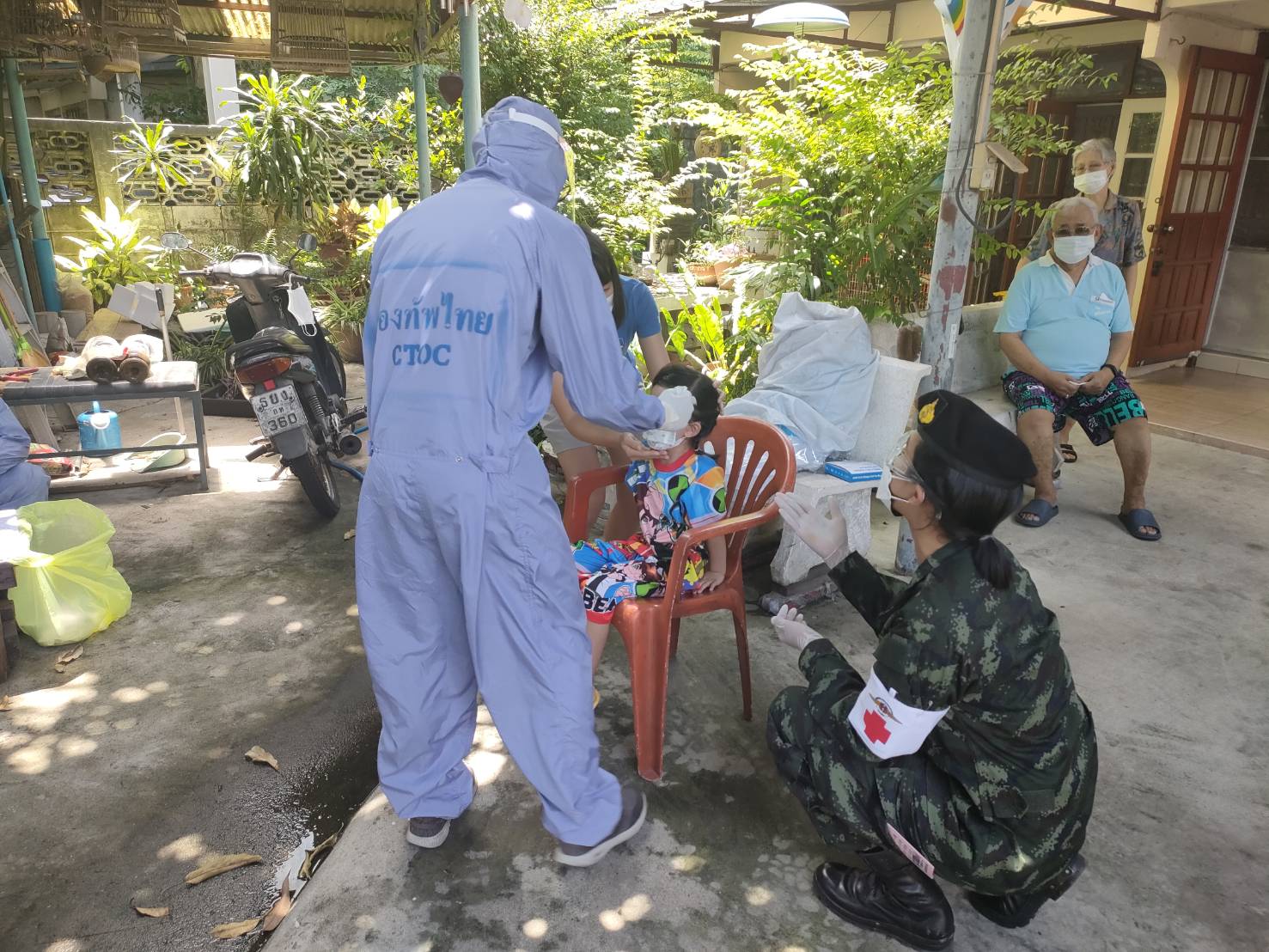 กองทัพไทย ปฎิบัติการเชิงรุกช่วยประชาชน-นำผู้ป่วยโควิดส่ง รพ. กองทัพไทย ปฎิบัติการเชิงรุกช่วยประชาชน-นำผู้ป่วยโควิดส่ง รพ.