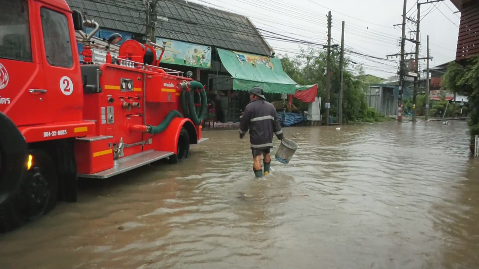 ฝนถล่ม จ.พิจิตร น้ำท่วมหนักย่านเศรษฐกิจ พ่อค้า-แม่ค้า เร่งอพยพ ฝนถล่ม จ.พิจิตร น้ำท่วมหนักย่านเศรษฐกิจ พ่อค้า-แม่ค้า เร่งอพยพ